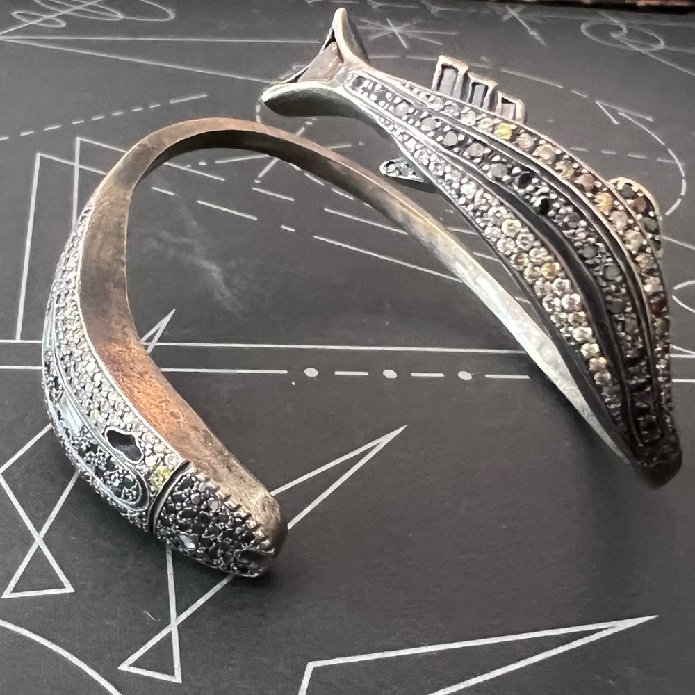 Roseark Fish Bangle - Picture 8 of 10